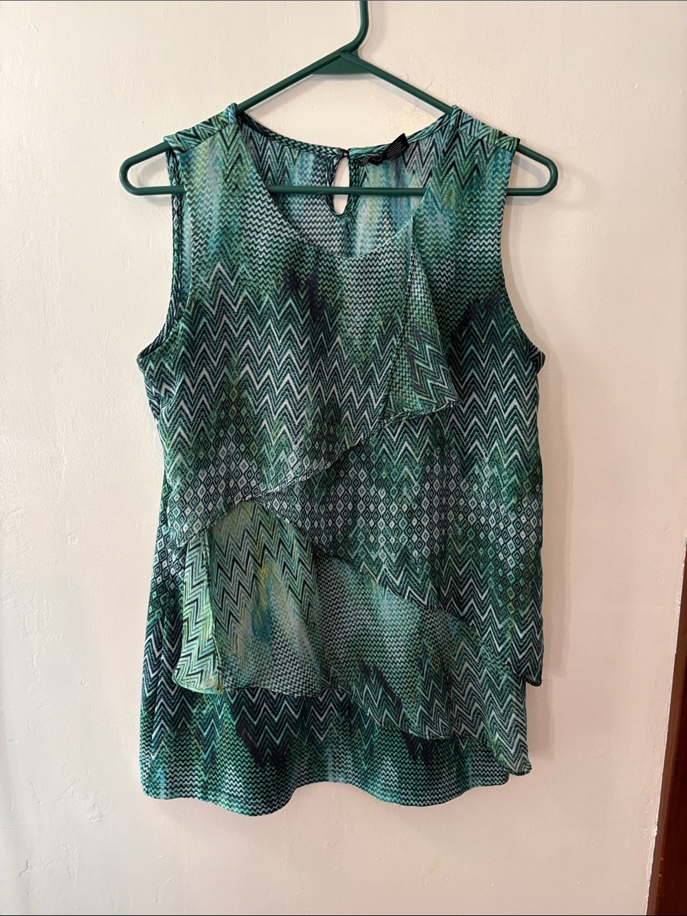 new directions Green Patterned Ruffle Shell Top Size Medium - Picture 2 of 11